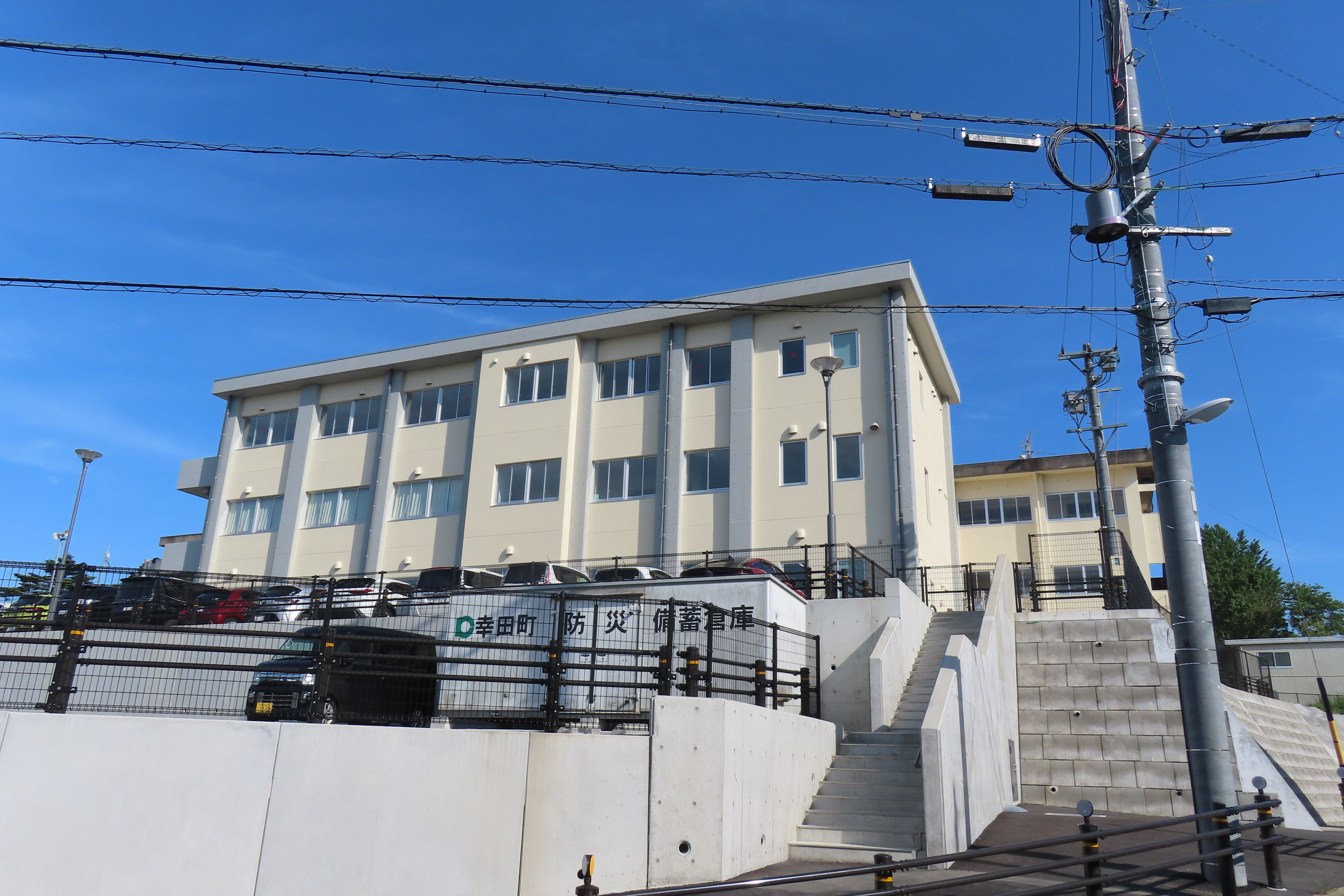 令和6年に完成した北館です。普通教室と図書室があります。北側の駐車場も２段に整備しました。